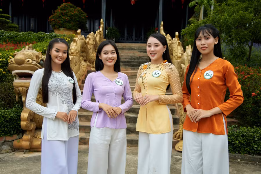  Tham gia cuộc thi, Huỳnh Thu Thảo (SBD 304) mong muốn quảng bá du lịch Sóc Trăng, Long An nói riêng và vùng Nam bộ nói chung. Với người đẹp sinh năm 2000, những cuộc thi nhan sắc là cơ hội để các cô gái được thể hiện vẻ đẹp, trí tuệ và sự bản lĩnh của mình