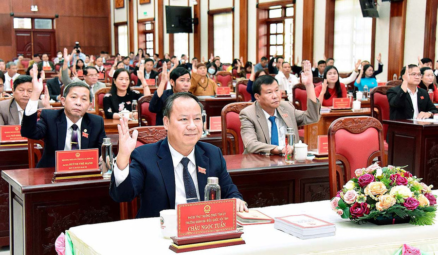 Các đại biểu HĐND tỉnh biểu quyết thông qua phương án nhân sự bầu Chủ tịch UBND tỉnh khóa XII (nhiệm kỳ 2021-2026). Ảnh: Đức Thụy Đại biểu HĐND tỉnh biểu quyết thông qua phương án nhân sự bầu Chủ tịch UBND tỉnh khóa XII (nhiệm kỳ 2021-2026). Ảnh: Đức Thụy