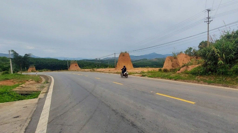 Tình trạng khai thác đất trái phép xảy ra tràn lan tại huyện Ngọc Hồi. Ảnh: Đức Nhật