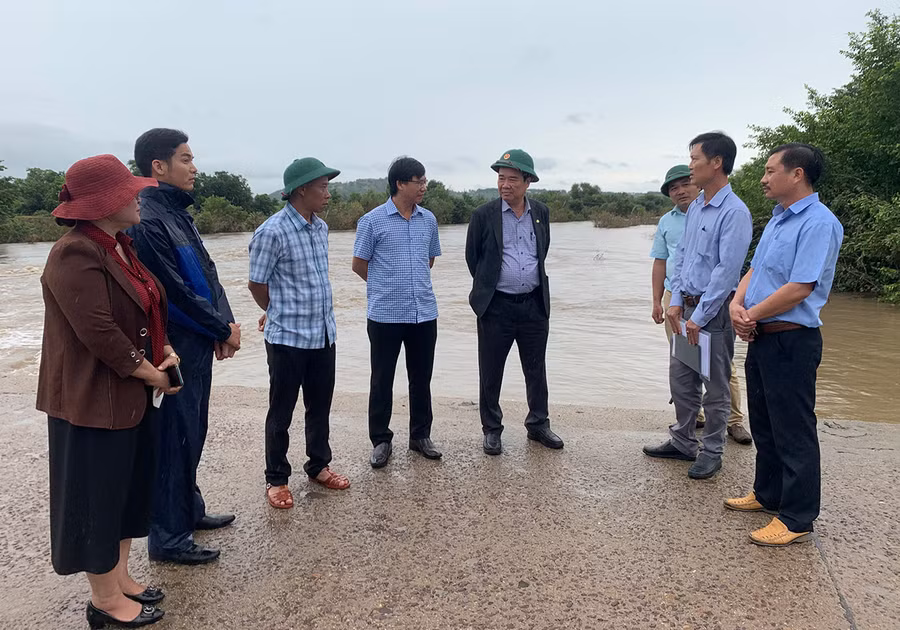 Ông Lưu Trung Nghĩa (thứ 4 từ trái sang) kiểm tra công tác phòng chống mưa bão tại huyện Ia Pa. Ảnh: Vũ Chi