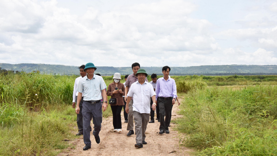 Phó Bí thư Thường trực Tỉnh ủy Châu Ngọc Tuấn cùng đoàn công tác đã đến tìm hiểu tình hình đời sống, sản xuất của người dân trên địa bàn xã Đăk Trôi. Ảnh: Đức Thụy