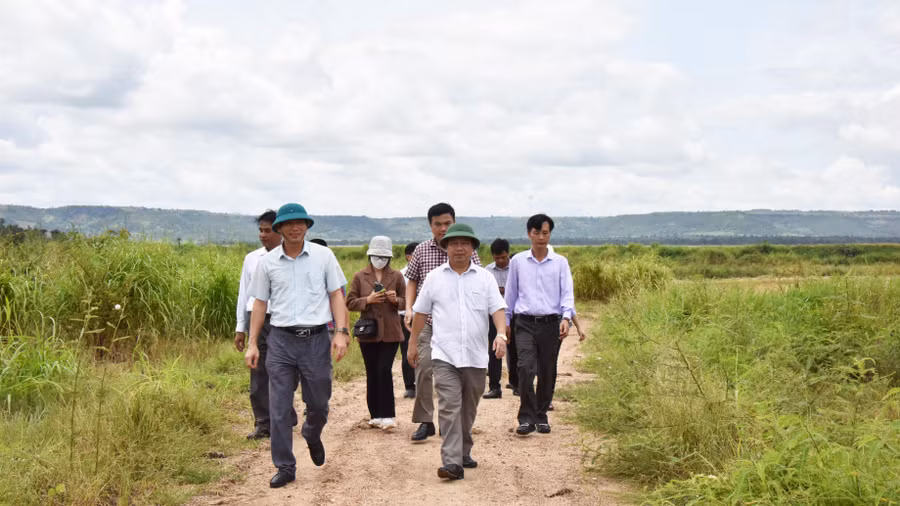 Phó Bí thư Thường trực Tỉnh ủy Châu Ngọc Tuấn cùng đoàn công tác đã đến tìm hiểu tình hình đời sống, sản xuất của người dân trên địa bàn xã Đăk Trôi. Ảnh: Đức Thụy