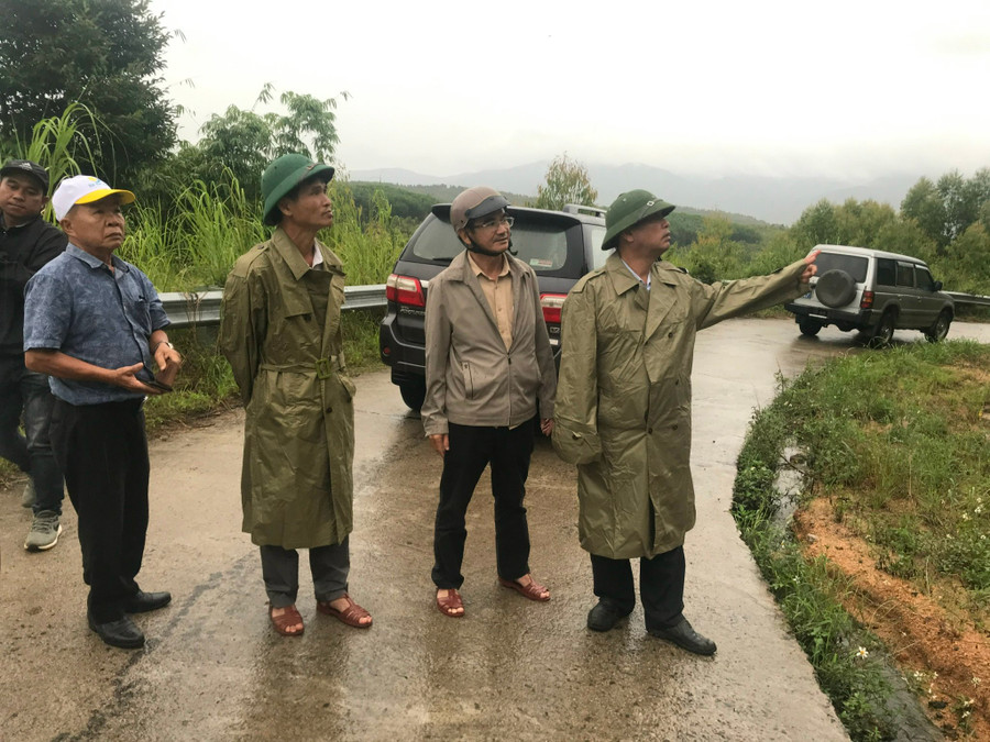 Phó Chủ tịch UBND tỉnh Kpă Thuyên kiểm tra tình hình mưa bão trên đường liên xã Kông Yang-Đak Tpang (huyện Kông Chro). Ảnh: Nguyễn Diệp