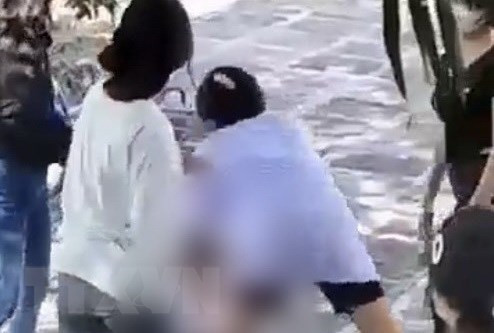 Hình ảnh cắt từ clip vụ nhóm nữ sinh đánh 2 nữ sinh khác trên địa bàn huyện Phú Hòa vào ngày 30/8/2022. Ảnh: TTXVN phát Hình ảnh cắt từ clip vụ nhóm nữ sinh đánh 2 nữ sinh khác trên địa bàn huyện Phú Hòa vào ngày 30/8/2022. Ảnh: TTXVN phát