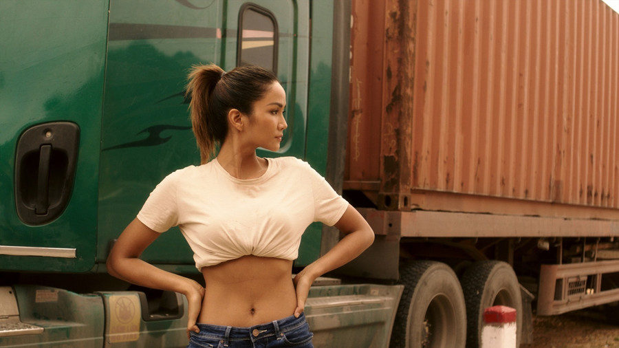 H'hen Niê có màn chào sân ấn tượng, thực hiện cảnh võ thuật tốt nhưng ít đất diễn. Ảnh: ĐPCC