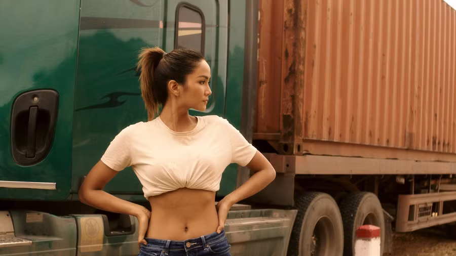 H'hen Niê có màn chào sân ấn tượng, thực hiện cảnh võ thuật tốt nhưng ít đất diễn. Ảnh: ĐPCC