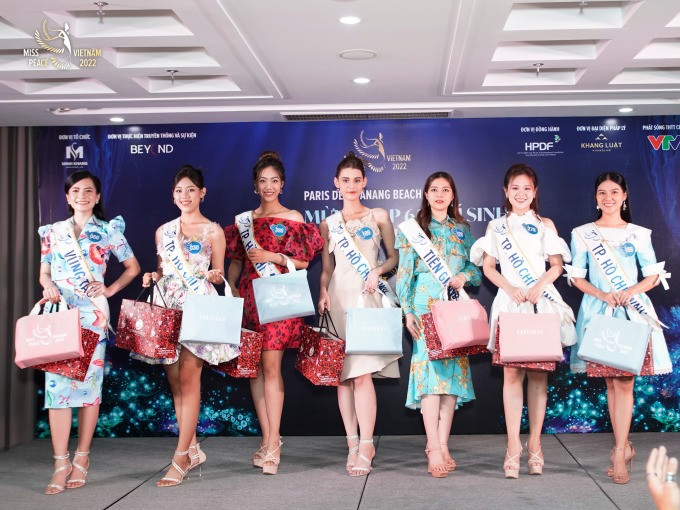 Thí sinh cuộc thi tại buổi trao sách hồi đầu tháng 9. Ảnh: Miss Peace Vietnam Thí sinh cuộc thi tại buổi trao sash hồi đầu tháng 9. Ảnh: Miss Peace Vietnam