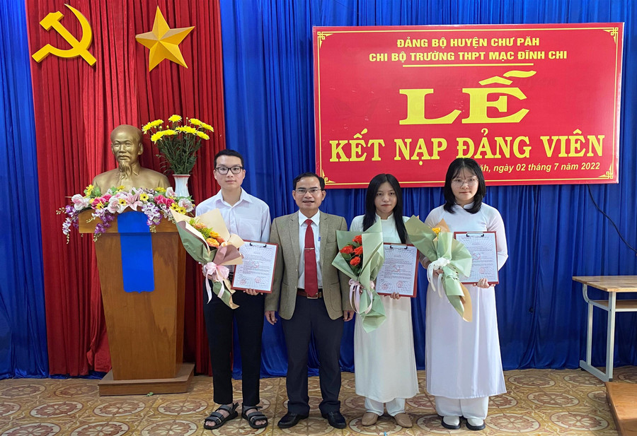 Chi bộ Trường THPT Mạc Đỉnh Chi kết nạp Đảng cho 3 học sinh lớp 12. Ảnh: Hà Đức Thành
