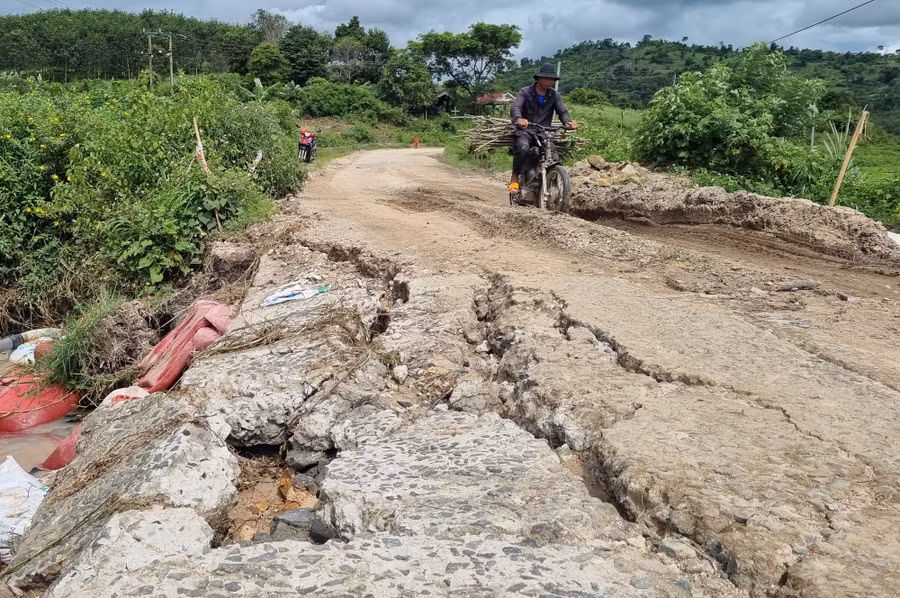 Nhiều vị trí sạt lở đất, rạn nứt, gãy mặt đường đã gây ảnh hưởng nghiêm trọng đến đời sống hàng trăm người dân. Ảnh: Hà Phương