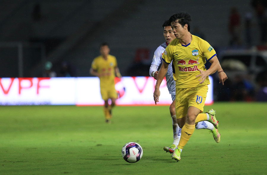 Công Phượng (phải) cùng đồng đội vẫn chưa thể có chiến thắng. Ảnh: Lâm Thỏa