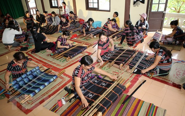 Phụ nữ dân tộc thiểu số trong khóa đào tạo dệt thổ cẩm do tổ chức USAID tài trợ. (Ảnh: Hồ Cầu/TTXVN)
