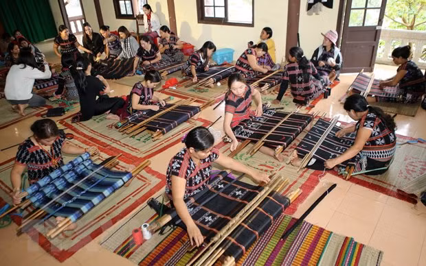 Phụ nữ dân tộc thiểu số trong khóa đào tạo dệt thổ cẩm do tổ chức USAID tài trợ. (Ảnh: Hồ Cầu/TTXVN)