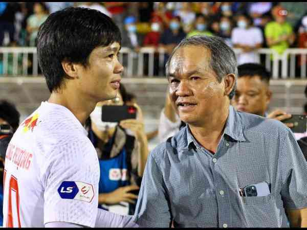 Bầu Đức muốn dùng chữ tình để giữ chân các cầu thủ. Bầu Đức muốn dùng chữ tình để giữ chân các cầu thủ.