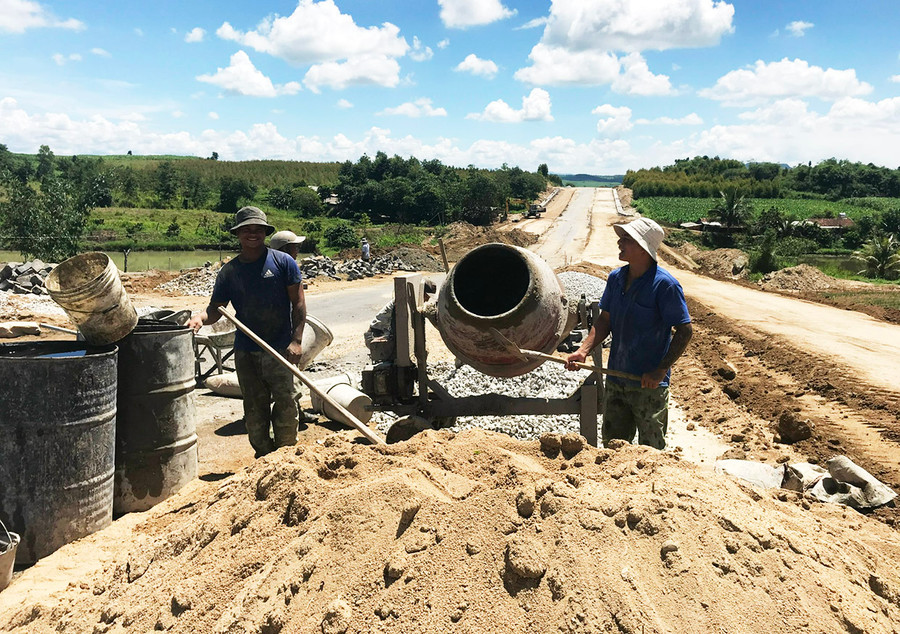  Công nhân thi công công trình mở rộng nâng cấp mặt đường Nguyễn Tất Thành, thị trấn Đak Pơ. Ảnh: Nguyễn Diệp