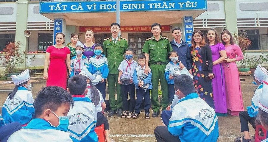 Tặng quà cho học sinh có những phần trả lời xuất sắc tại buổi tuyên truyền. Ảnh. Hữu Toàn Tặng quà cho học sinh có những phần trả lời xuất sắc tại buổi tuyên truyền. Ảnh. Hữu Toàn