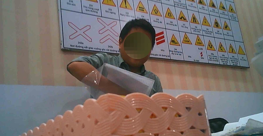 Nhân viên tại Trung tâm Thiên Tâm (số 77 Lê Văn Việt, P.Hiệp Phú, TP.Thủ Đức - được xác định làm chui và giả mạo) đang thuyết phục PV nộp hồ sơ để học lái xe. Ảnh: Trần Duy Khánh