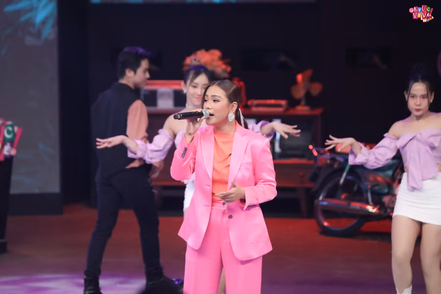 Phương Vy khiến khán giả thổn thức khi hát Lúc mới yêu trên sân khấu Ký ức vui vẻ. Ảnh: Trần Anh