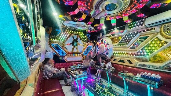 Bên trong một phòng hát của cơ sở karaoke L.L. (đường Lý Thường Kiệt, quận 10)