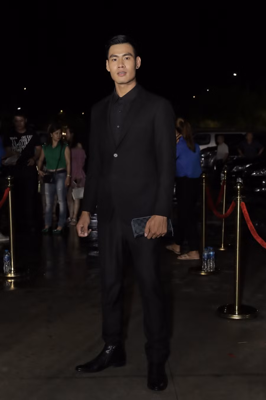 Danh Chiếu Linh lịch lãm trên thảm đỏ sau khi được trao danh hiệu Mister Global. Ảnh: BTC