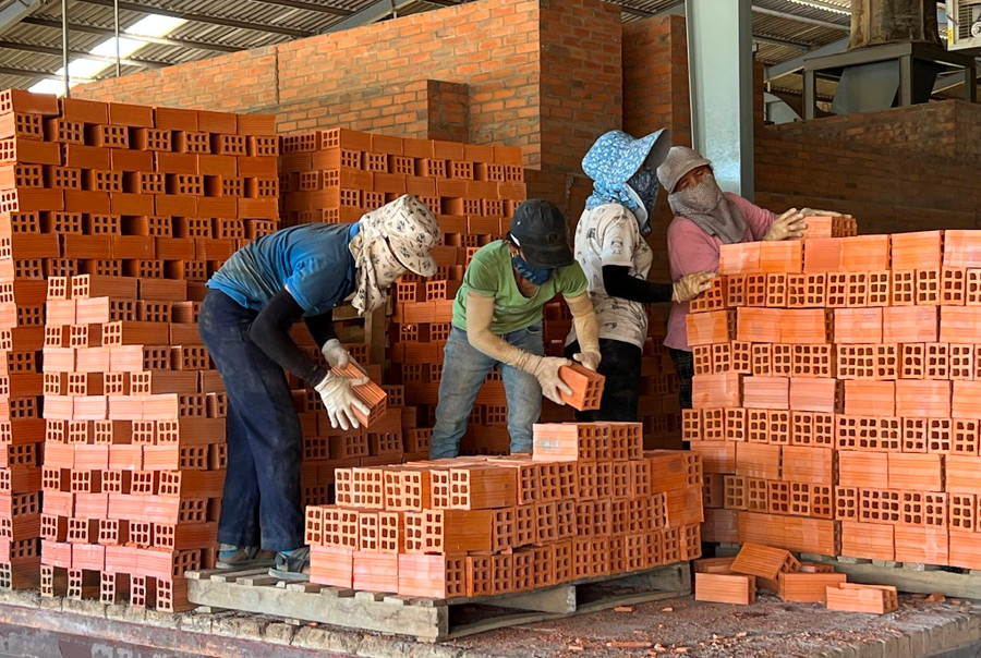 Huyện Phú Thiện có nhiều Nhà máy gạch tạo việc làm thường xuyên cho lao động phổ thông. Ảnh: Đinh Yến