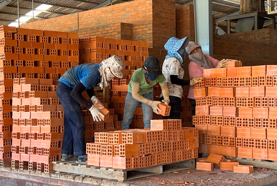 Huyện Phú Thiện có nhiều Nhà máy gạch tạo việc làm thường xuyên cho lao động phổ thông. Ảnh: Đinh Yến