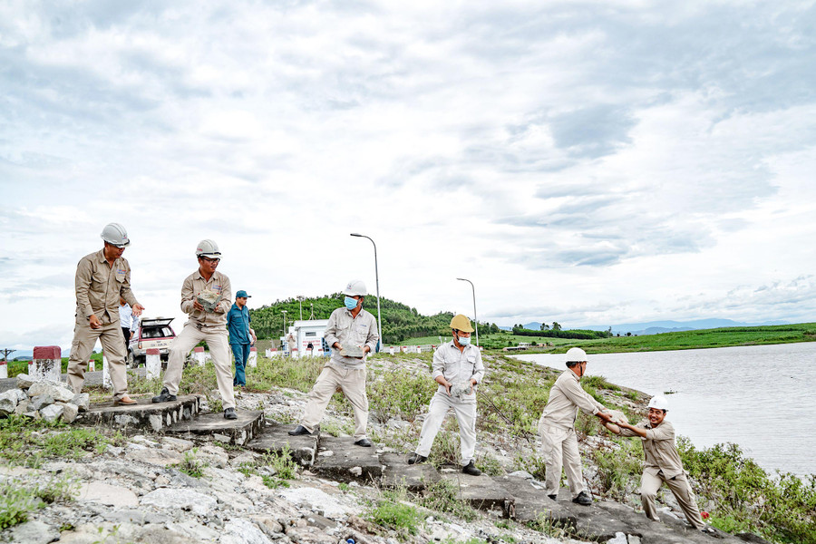 Công ty Thủy điện An Khê-Ka Nak diễn tập xử lý tình huống sạt lở mái thượng lưu năm 2022. Ảnh: Thu Hoài