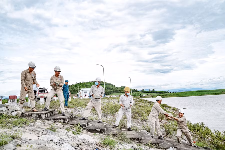 Công ty Thủy điện An Khê-Ka Nak diễn tập xử lý tình huống sạt lở mái thượng lưu năm 2022. Ảnh: Thu Hoài