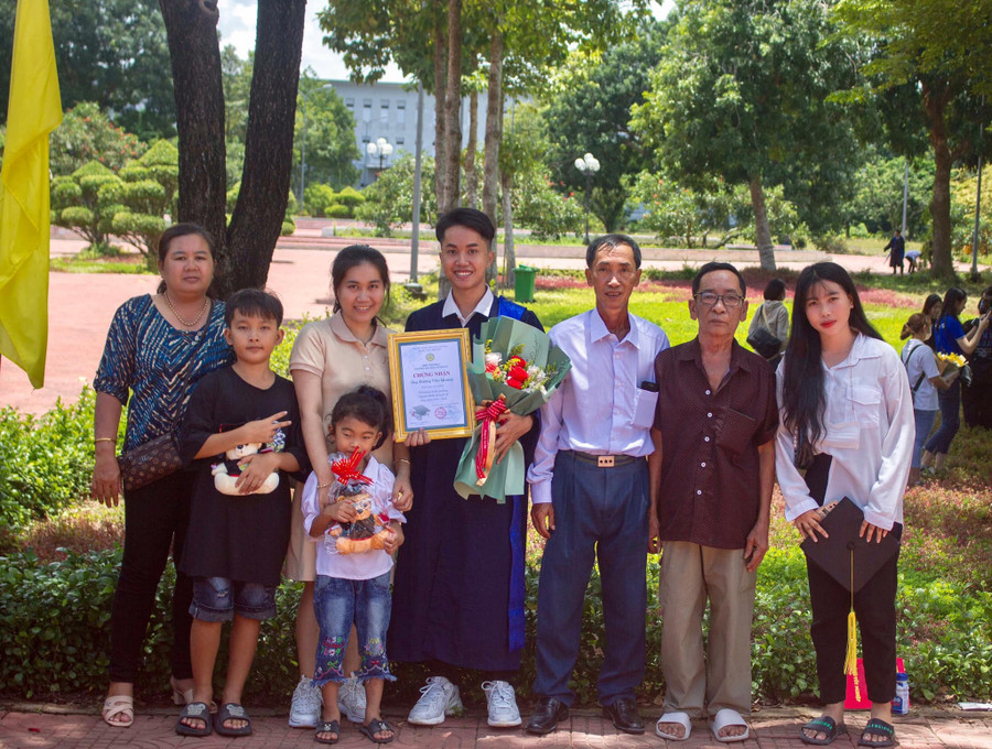 Dương Văn Quang chụp ảnh lưu niệm cùng gia đình trong ngày tốt nghiệp. Ảnh: Duy Tân