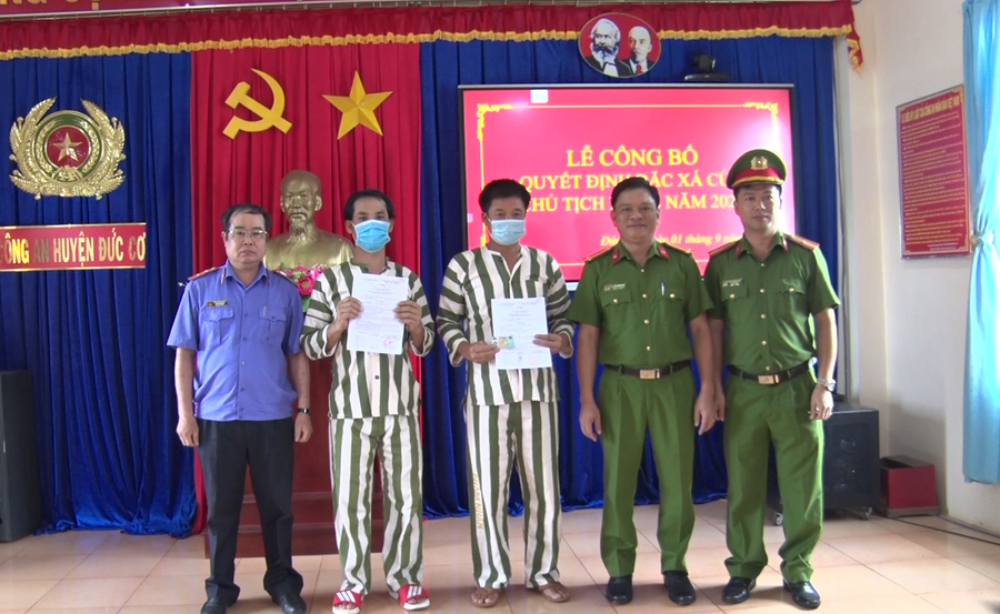 Trung tá Nguyễn Trung Hiển-Trưởng công an huyện Đức Cơ (thứ 2 từ bên phải qua) trao quyết định đặc xá cho các phạm nhân. Ảnh: Lê Văn Chấu
