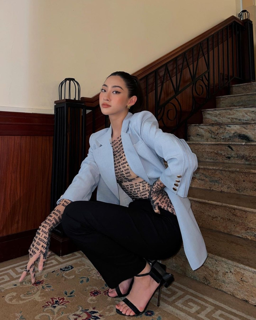 Đi cùng với kiểu mặc vest khoe bra, Lương Thùy Linh còn bắt trend áo hình xăm của sao Việt. Người đẹp phối vest xanh nhạt cùng áo màu nude in họa tiết chữ kết hợp cùng găng tay để tạo cho mình vẻ ngoài vừa cá tính vừa sexy.