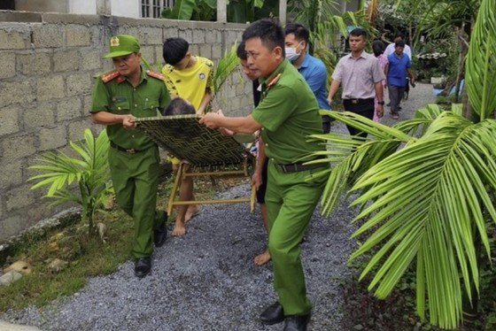  Công an thị xã Hương Thủy hỗ trợ di dời người dân đi tránh bão trong sáng 27-9