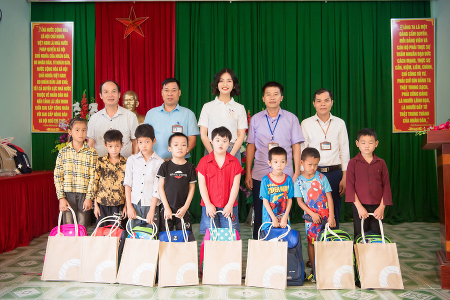 Hoa hậu các dân tộc Việt Nam trao quà cho các học sinh tiểu học tại xã Đồng Tâm. Ảnh: BTC