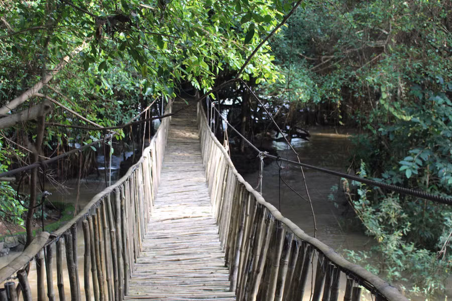 Cầu treo ở Khu du lịch Bản Đôn-Thanh Hà. Ảnh: Quang Viên