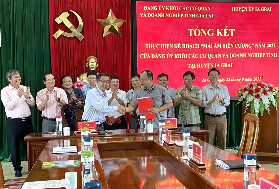 Lãnh đạo Đảng ủy Khối các cơ quan và doanh nghiệp tỉnh và Huyện ủy Ia Grai đã ký kết biên bản bàn giao tổng thể nhà ở cho đối tượng thụ hưởng. Ảnh: Lam Nguyên Lãnh đạo Đảng ủy Khối các cơ quan và doanh nghiệp tỉnh và Huyện ủy Ia Grai đã ký kết biên bản bàn giao tổng thể nhà ở cho đối tượng thụ hưởng. Ảnh: Lam Nguyên