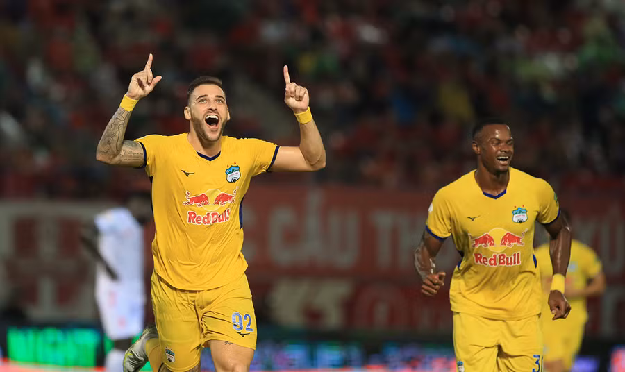 HAGL đã có bàn thắng may mắn trong hiệp 1. Ảnh: Lâm Thỏa