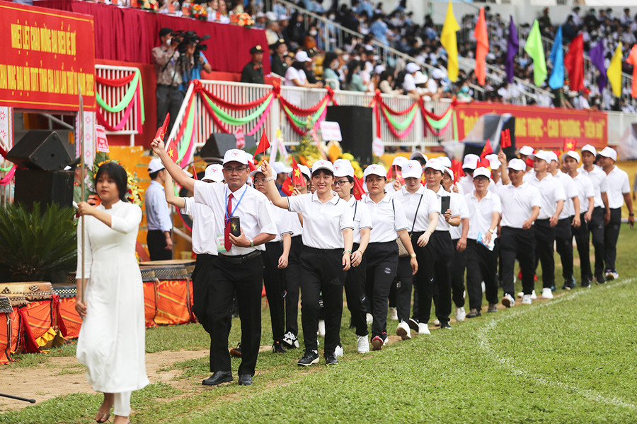 Đoàn VĐV thị xã Ayun Pa tham gia diễu hành tại buổi lễ. Ảnh: Văn Ngọc 