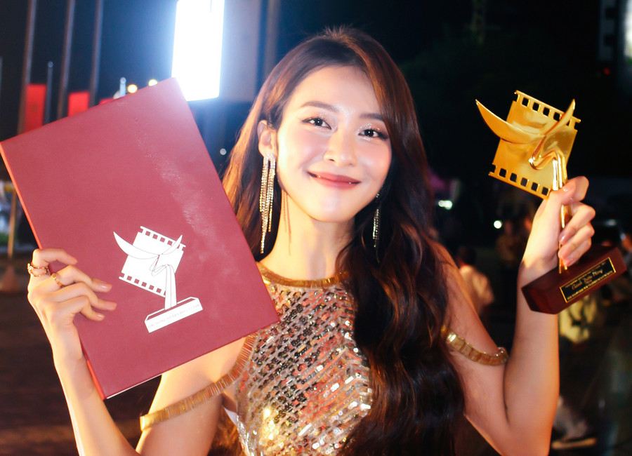 Khả Ngân hào hứng khoe giải thưởng Diễn viên nữ chính xuất sắc phim truyện truyền hình. Ảnh: NVCC