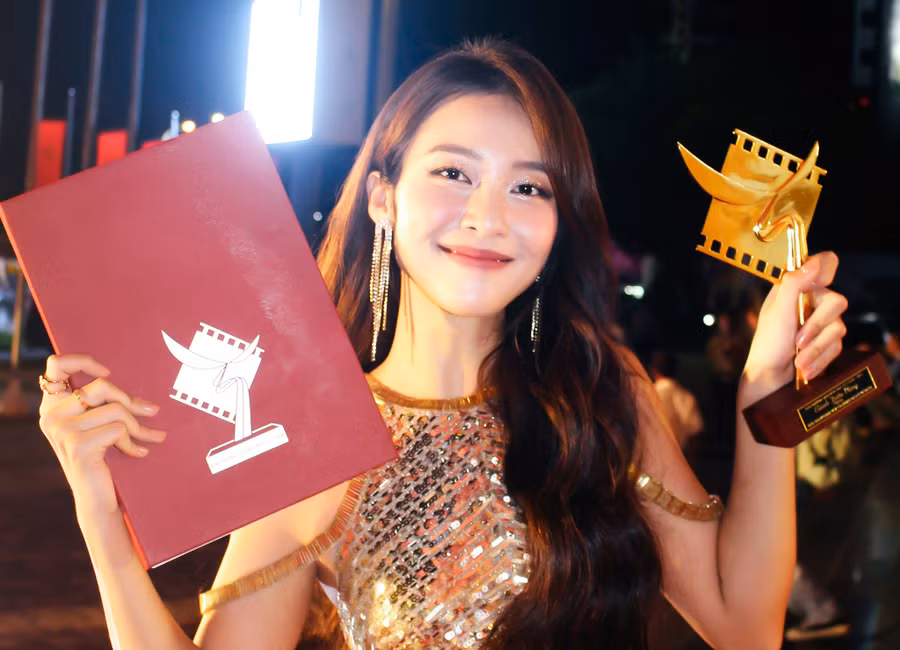 Khả Ngân hào hứng khoe giải thưởng Diễn viên nữ chính xuất sắc phim truyện truyền hình. Ảnh: NVCC