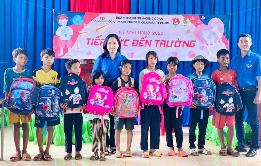 Đoàn xã Dun phối hợp với Đoàn cơ sở Co.op Mart Chư Sê, Co.op Mart Pleiku trao tặng 40 phần quà cho các em học sinh có hoàn cảnh khó khăn tại làng Pan nhân dịp năm học mới. Ảnh: Mai Ka