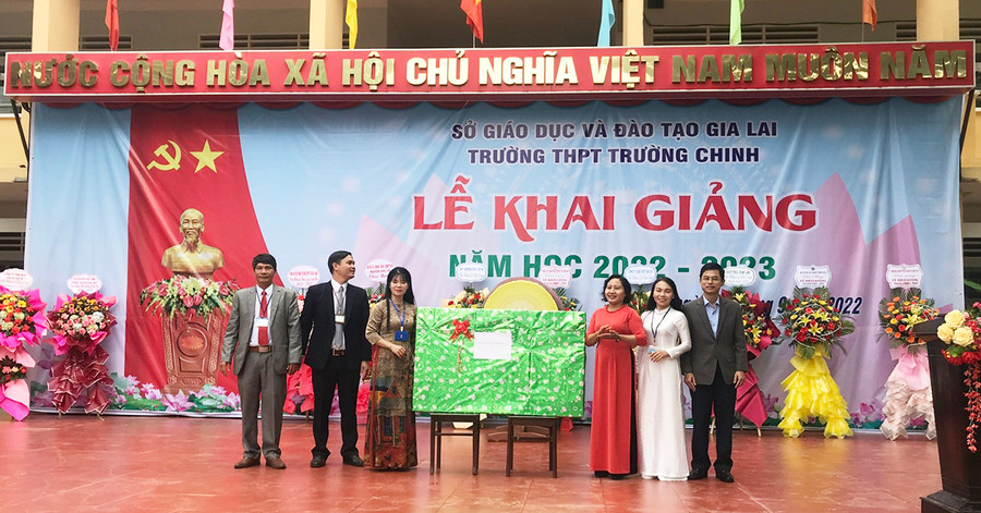 Phó Chủ tịch HĐND tỉnh Ayun H'Bút trao tặng tivi của Thường trực HĐND tỉnh cho lãnh đạo nhà trường (huyện Chư Sê). Ảnh: Nguyễn Diệp