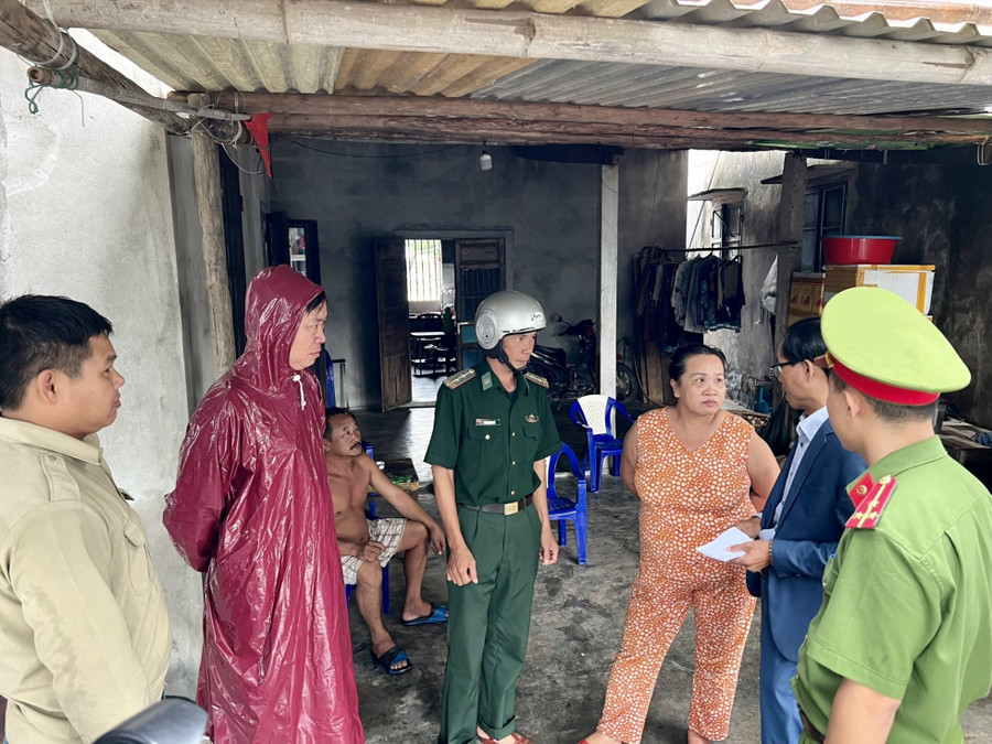 Rà soát các hộ dân để có phương án di dời khi trường hợp khẩn cấp xảy ra. Ảnh: CTV