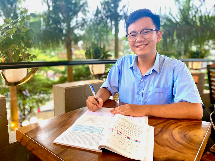 Em Đặng Quốc Khánh không ngừng phấn đấu trên hành trình theo đuổi giấc mơ con chữ và vươn xa ra khỏi “ao làng”. Ảnh: Mộc Trà Em Đặng Quốc Khánh không ngừng phấn đấu trên hành trình theo đuổi giấc mơ con chữ và vươn xa ra khỏi “ao làng”. Ảnh: Mộc Trà