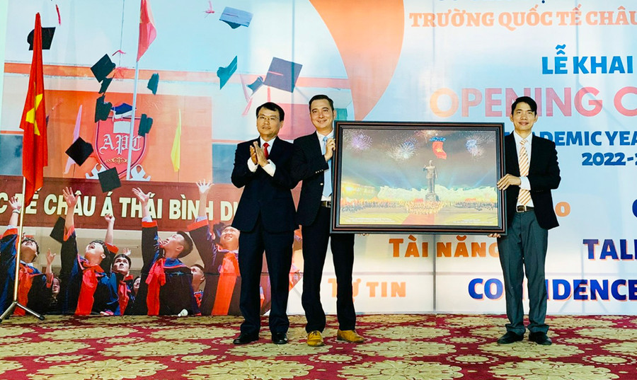 Đồng chí Trịnh Duy Thuân-Ủy viên Ban Thường vụ Tỉnh ủy, Bí thư Thành ủy, Chủ tịch HĐND TP. Pleiku tặng quà lưu niệm cho Trường Quốc tế Châu Á Thái Bình Dương. Ảnh: Hồng Thương