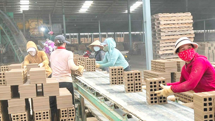 Công nhân làm việc tại Nhà máy gạch tuynel Thái Hoàng (xã Chư A Thai, huyện Phú Thiện) được trang bị đầy đủ đồ bảo hộ lao động. Ảnh: Đinh Yến