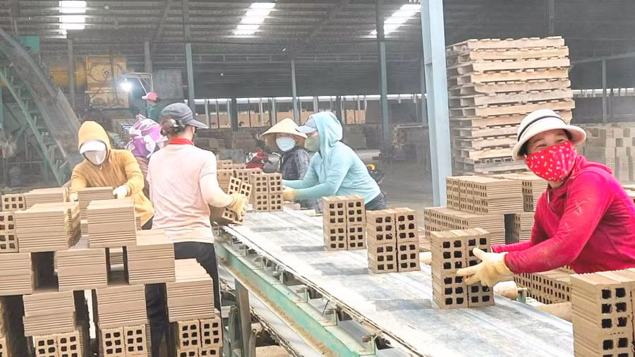 Công nhân làm việc tại Nhà máy gạch tuynel Thái Hoàng (xã Chư A Thai, huyện Phú Thiện) được trang bị đầy đủ đồ bảo hộ lao động. Ảnh: Đinh Yến