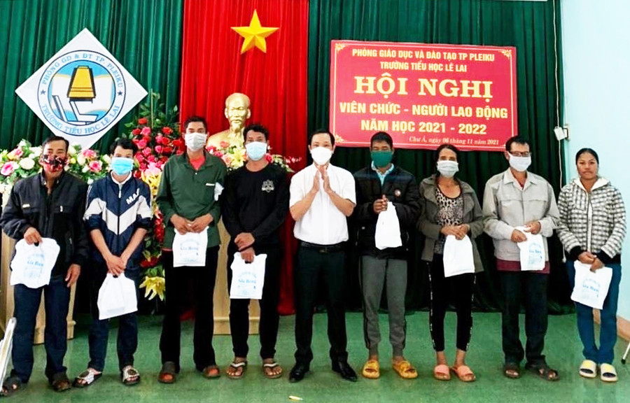 Trường TH Lê Lai trao tặng máy điện thoại trong Chương trình Sóng và máy tính cho em. Ảnh: Hoành Sơn