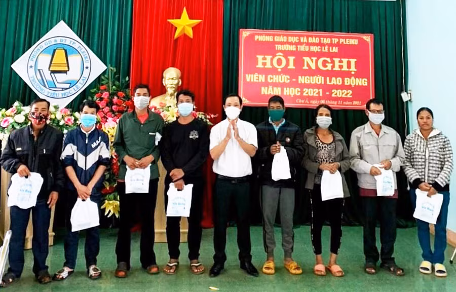 Trường TH Lê Lai trao tặng máy điện thoại trong Chương trình Sóng và máy tính cho em. Ảnh: Hoành Sơn Trường TH Lê Lai trao tặng máy điện thoại trong Chương trình Sóng và máy tính cho em. Ảnh: Hoành Sơn