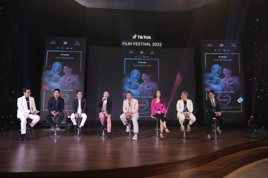 Tại sự kiện họp báo, các đạo diễn, nhà sản xuất, biên kịch, nhà phê bình phim đã cùng đàm đạo về xu hướng làm phim bằng khung hình dọc. Ảnh: BTC