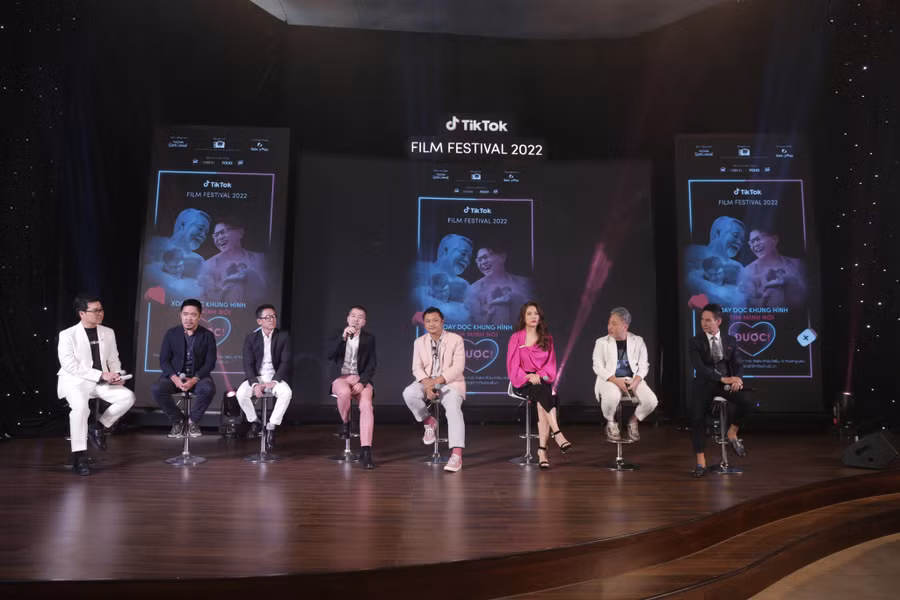 Tại sự kiện họp báo, các đạo diễn, nhà sản xuất, biên kịch, nhà phê bình phim đã cùng đàm đạo về xu hướng làm phim bằng khung hình dọc. Ảnh: BTC