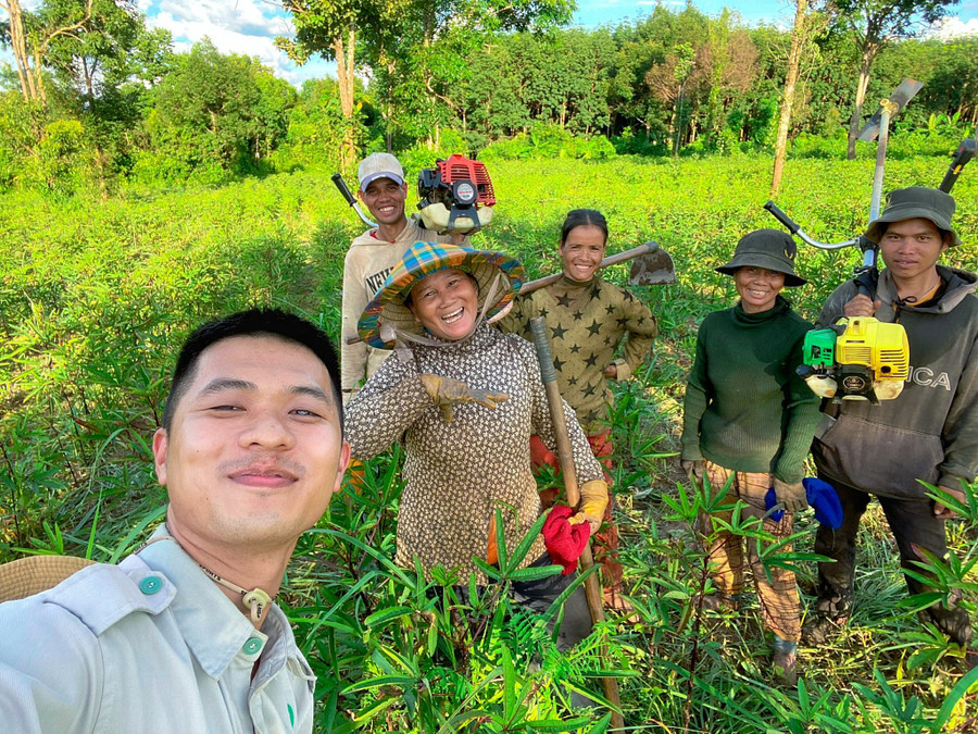 Kỹ sư Trần Thái Bình cùng những nông dân trong nông trại Phú Hòa (ảnh nhân vật cung cấp).